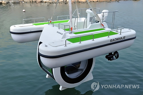 경기국제보트쇼에 선보이는 반잠수정 '펭귄'