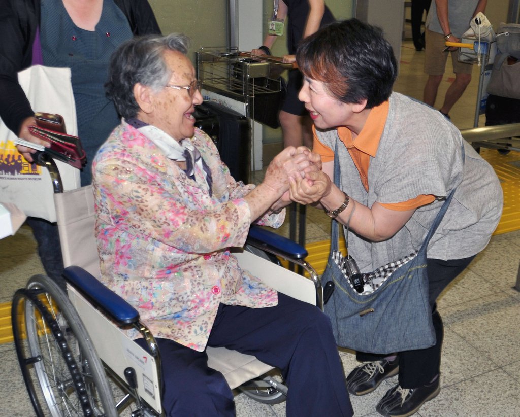 일본 입국한 위안부 피해자 할머니(교도.연합뉴스)