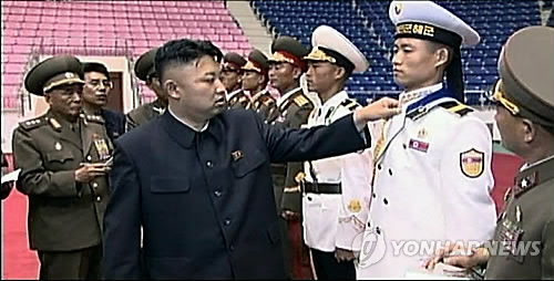 각종 군복 견본 살펴보는 김정은