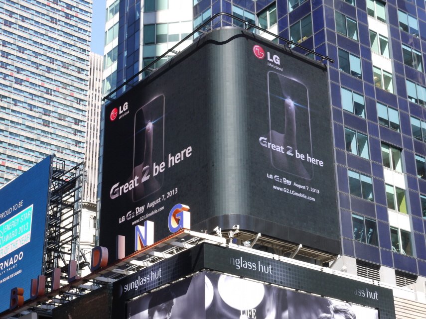 LG는 지난 5일(현지시간) 뉴욕 타임스퀘어의 대형 LED 전광판에 'LG G2 Day' 행사 내용을 안내하는 메시지를 내보냈다.<<연합뉴스 DB>>