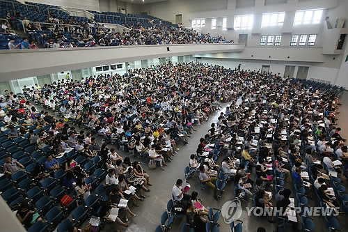 붐비는 수시모집 입학설명회장<<연합뉴스DB>>
