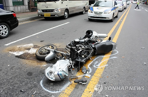 트럭과 충돌한 오토바이