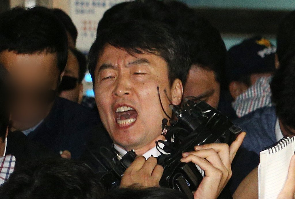 내란예비음모 등의 혐의로 구속영장이 발부된 이석기 통합진보당 의원이 5일 오후 수원남부경찰서에서 국정원 직원들과 구치소로 가고 있다. <<연합뉴스DB>>