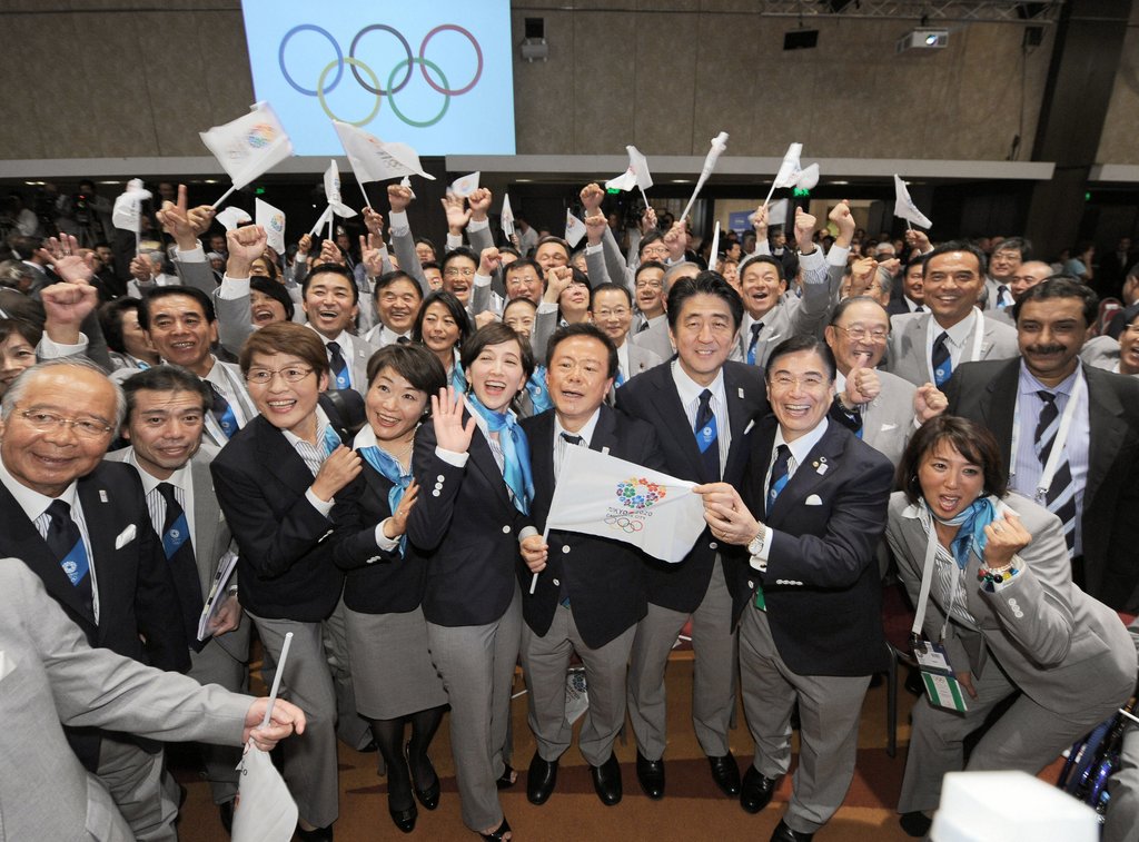 올림픽 유치 기쁨나누는 도쿄유치위 관계자들