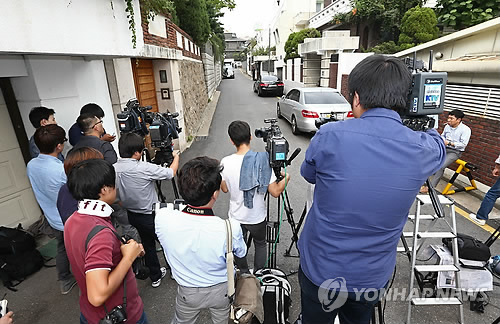연희동 몰려든 취재진