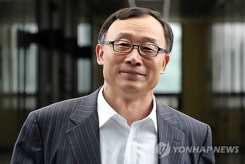 구내식당으로 향하는 채동욱 총장