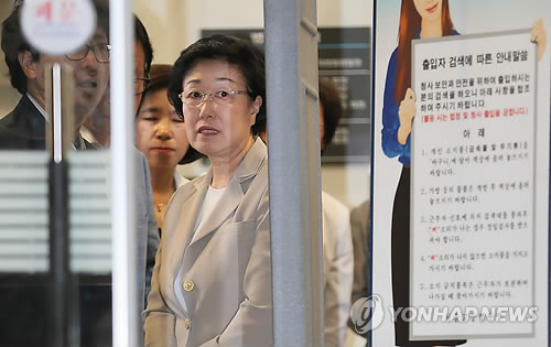 한만호 전 한신건영 대표로부터 불법 정치자금을 받은 혐의로 불구속 기소된 한명숙 새정치민주연합 의원이 지난 2013년 9월 16일 오후 서초동 서울고법에서 열린 항소심에서 징역 2년을 선고받은 뒤 법정을 나서고 있다.(연합뉴스 자료사진)