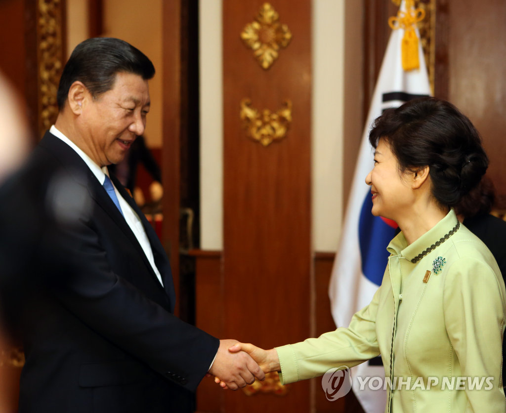 박근혜 대통령은 3일 한국을 첫 국빈방문하는 시진핑(習近平) 중국 국가주석과 정상회담을 하고 양국 관계의 발전방안과 북핵문제, 대일(對日)공조 방안 등을 논의한다. 사진은 지난해 10월 인도네시아 발리 APEC 정상회의 때 열린 한-중 정상회담에서 두 정상의 모습. (연합뉴스 자료사진)