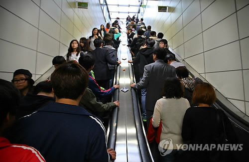 '노인 많은 강북' 지하철 에스컬레이터는 강남의 절반 - 1