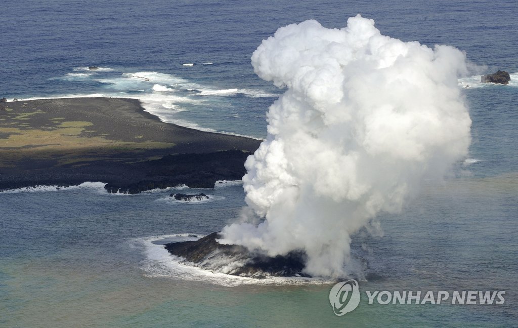일본 해저 화산 폭발로 새로 생긴 섬으로 지난해 11월 교도통신 항공기에서 촬영한 사진. (교도=연합뉴스 DB)
