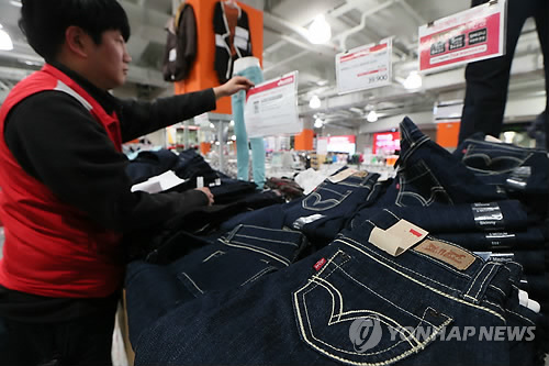 정부가 병행수입 시장의 진입 장벽을 낮추고 해외 직접 구매 대상 품목을 확대해 소비재 수입품 시장의 경쟁을 촉진하기로 했다. 사진은 서울 영등포구 영등포동 빅마켓의 병행수입의류 코너의 모습. (연합뉴스 DB)