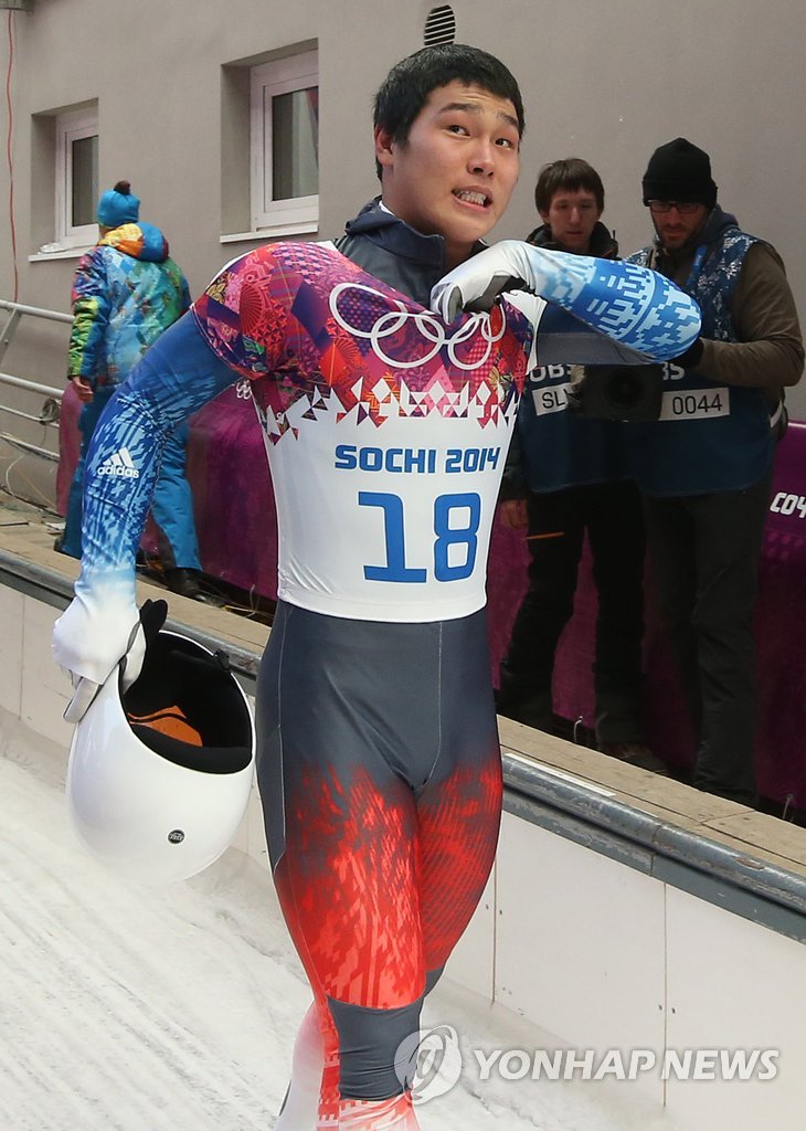 <올림픽> 기록 확인하는 윤성빈