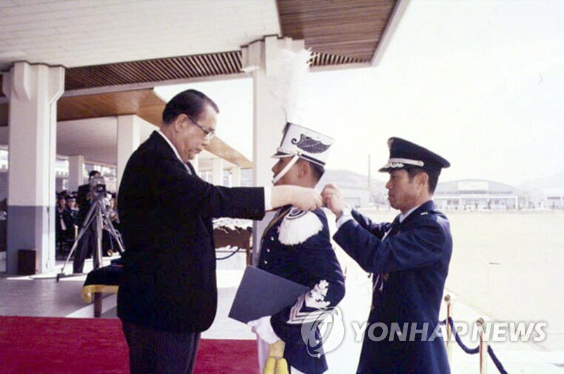 공군사관학교 졸업식에 참석한 최규하 대통령