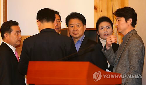 이야기하는 노웅래와 송호창