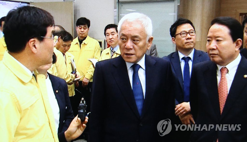 김한길 새정치민주연합 공동대표가 16일 중앙재난안전대책본부를 방문 강병규 안전행정부 장관으로부터 보고를 받고 있다.