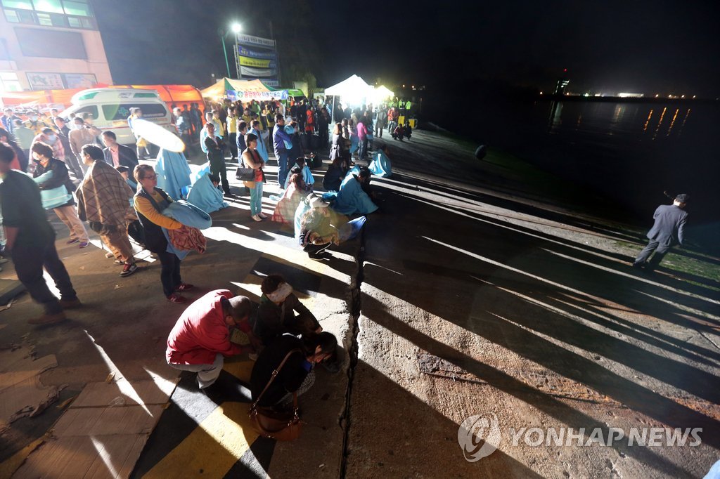 16일 오후 전남 진도군 팽목항에서 이날 오전 침몰한 여객선 세월호 실종자 가족들이 애타게 구조자를 실은 배와 헬기가 오기만을 기다리고 있다. 