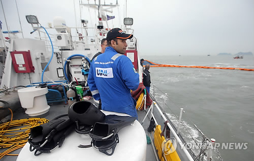 17일 오전 전남 진도군 조도면 병풍도 북쪽 3km 앞 사고 해상에서 한 민간 해양구난업체 직원이 빠른 유속으로 세월호 구조작업이 지연되자 바다를 살피고 있다.