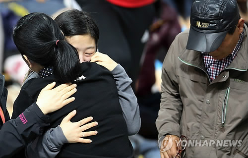 여객선 세월호 침몰 사고 나흘째인 19일 오후 전남 진도실내체육관에서 실종자 가족들이 부둥켜 안고 서로를 위로하고 있다.