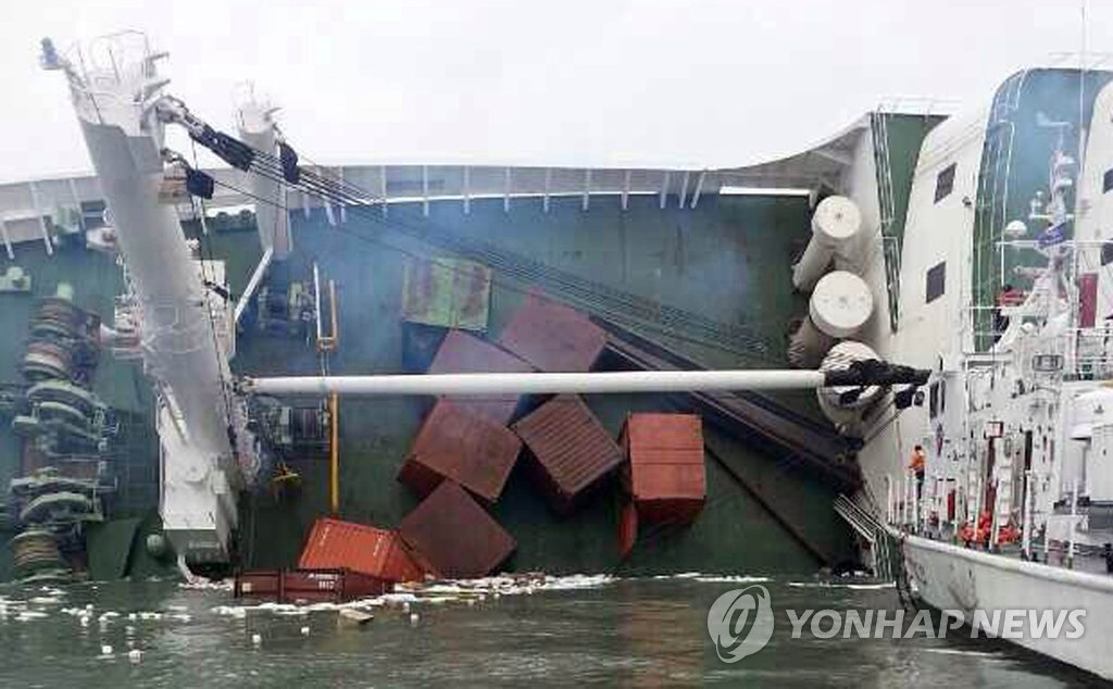 16일 세월호 침몰 당시 갑판에 실린 컨테이너가 바다에 쏟아지고 있다. 