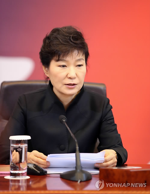 박근혜 대통령이 지난달 29일 청와대에서 열린 국무회의에서 "세월호 참사로 고귀한 생명을 잃게돼 국민 여러분께 죄송스럽고 마음이 무겁다"고 사과하고 있다.