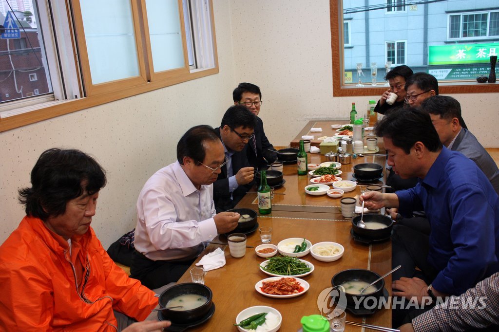 국밥집 회동 새정치 김영춘·무소속 오거돈 후보