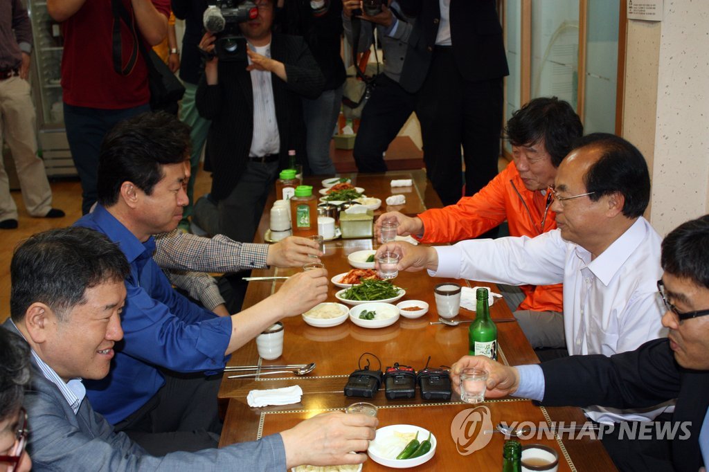 건배하는 새정치 김영춘·무소속 오거돈 부산시장 후보
