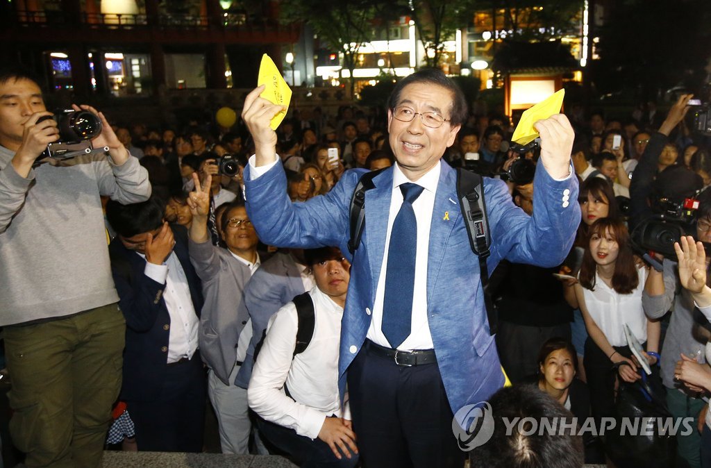 손들어 인사하는 박원순 후보