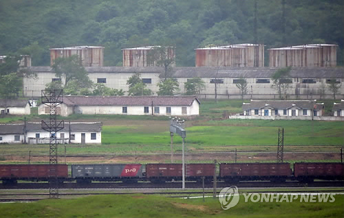 러시아 극동 하산과 연결된 나진-하산 철도의 북한 두만강역 인근에 서 있는 북한 화물 열차의 모습 (연합뉴스 자료사진)