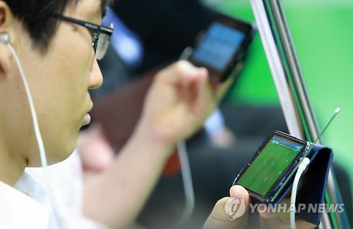 모바일 동영상 앱 이용하는 시민들