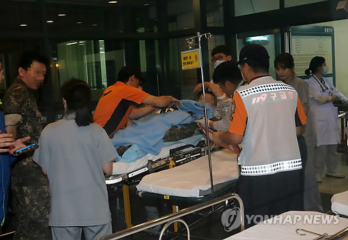 동부전선 GOP서 총기난사 부상 병사 후송