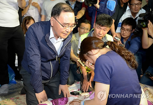 무릎꿇고 실종자 가족 면담하는 총리