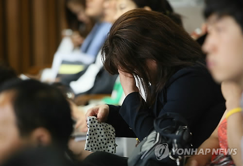 눈물흘리는 세월호 가족대책위