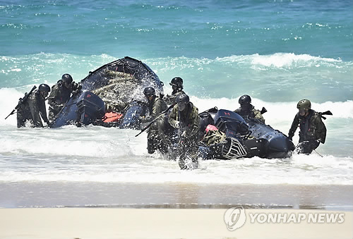 상륙작전 펼치는 일본 육상자위대