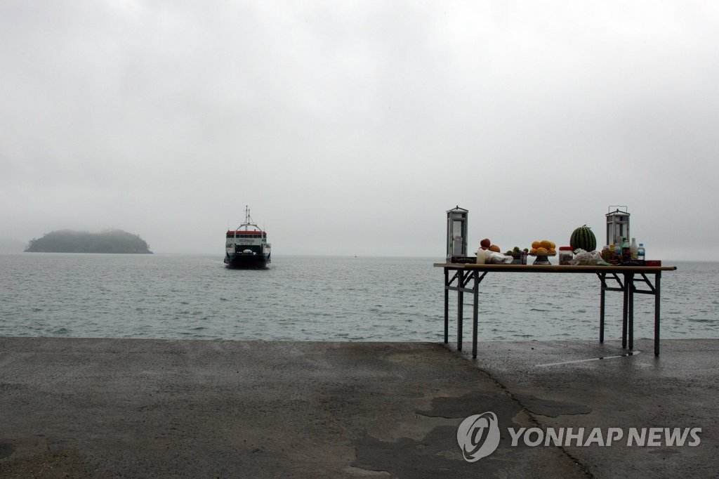 민관군 합동구조팀은 3일 오후 4시 34분부터 6시 18분까지, 이날 오전 5시 21분부터 7시 20분까지 2차례에 걸쳐 수중 수색을 했으나 추가로 실종자를 찾지는 못했다.