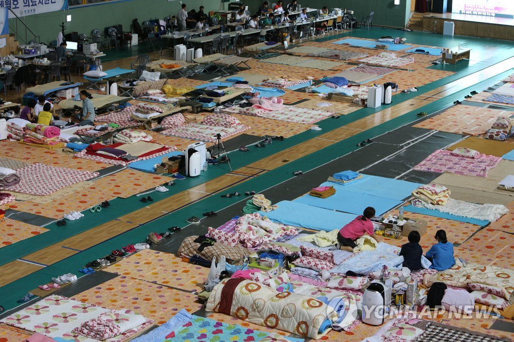 전남 진도군 진도실내체육관에서 실종자 가족들이 구조 소식을 기다리고 있다. (연합뉴스 자료사진)