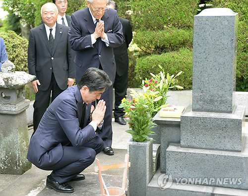 (교도=연합뉴스.자료사진) 작년 8월12일 아베 신조(安倍晋三) 일본 총리가 자신의 지역구가 있는 야마구치(山口)현에 위치한 외조부 기시 노부스케(岸信介·1896∼1987) 전 총리의 묘 앞에서 두 손을 모으고 있는 모습.