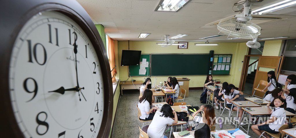 지난 해 의정부시의 한 여자중학교에서 학생들이 9시에 맞춰 등교해 수업을 준비하고 있다. (연합뉴스 자료사진)