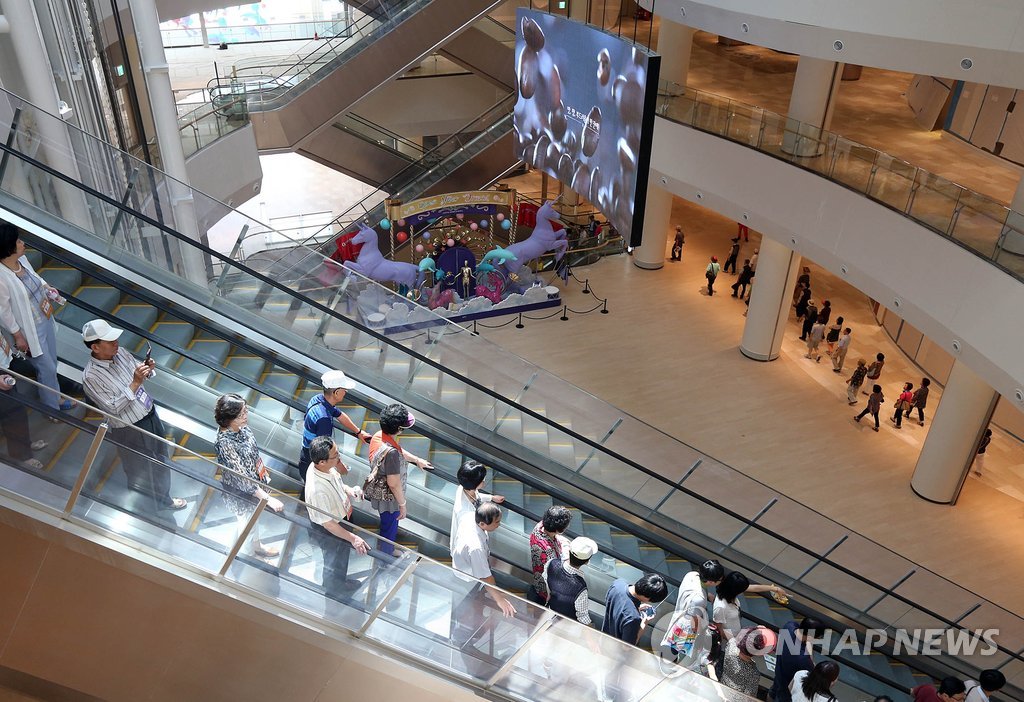 지난 달 10일 오전 서울 송파구 제2롯데월드 사전개방행사에 참여한 시민들이 쇼핑몰 내부를 둘러보고 있다. 