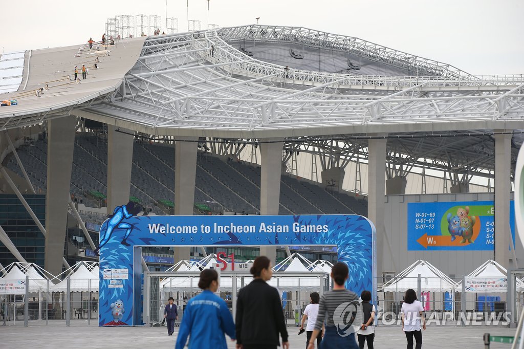 2014인천아시안게임 개막을 앞둔 17일 오후 인천 서구 인천아시아드주경기장에서 행사관계자들이 경기장으로 향하고 있다.