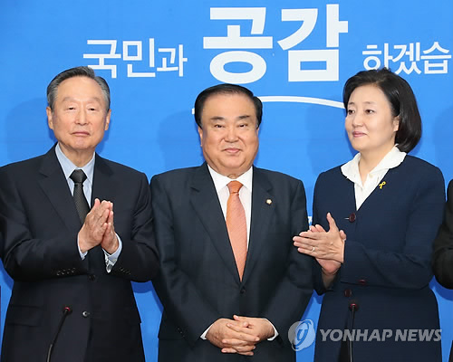 비대위원장에게 박수