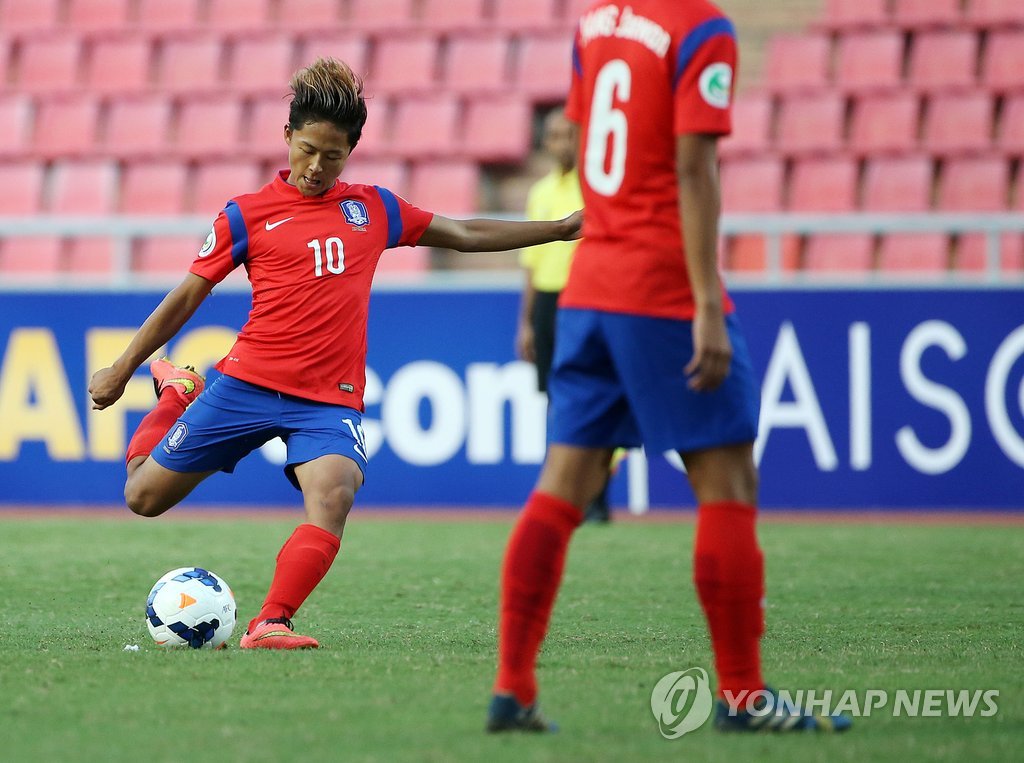 20일 오후 태국 방콕의 라자망갈라 국립경기장에서 열린 북한과의 2014 아시아축구연맹(AFC) U-16 챔피언십 결승전에서 한국의 이승우가 슈팅을 하고 있다. 