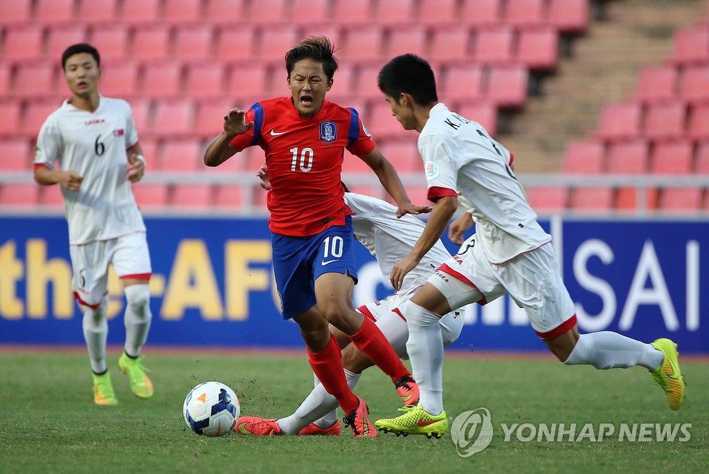 20일 오후 태국 방콕의 라자망갈라 국립경기장에서 열린 북한과의 2014 아시아축구연맹(AFC) U-16 챔피언십 결승전에서 한국의 이승우가 돌파를 하던 중 북한 선수에게 태클을 당하고 있다. 