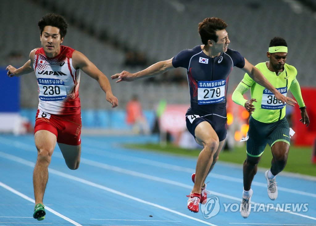 2014년 인천 아시안게임 남자 200ｍ에서 3위에 오른 여호수아(가운데)