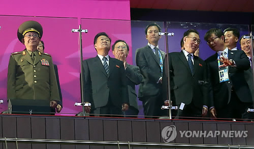 <아시안게임> 일어선 북한 고위 인사들