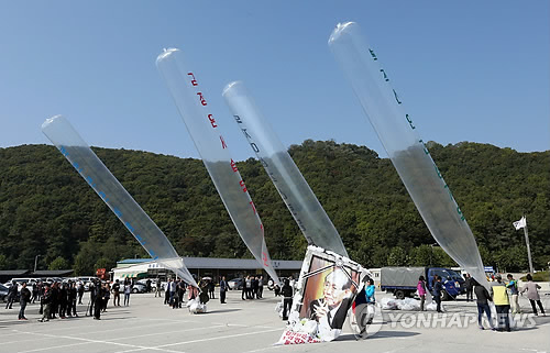 10일 오전 탈북자 단체인 자유북한운동연합이 대북전단 풍선에 황장엽 전 노동당 비서의 사진을 매달고 있다.