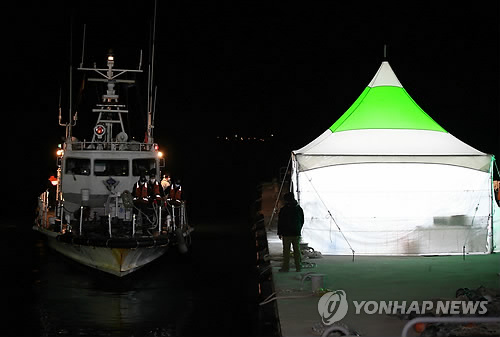 단원고학생 추정시신 운구하는 경비정