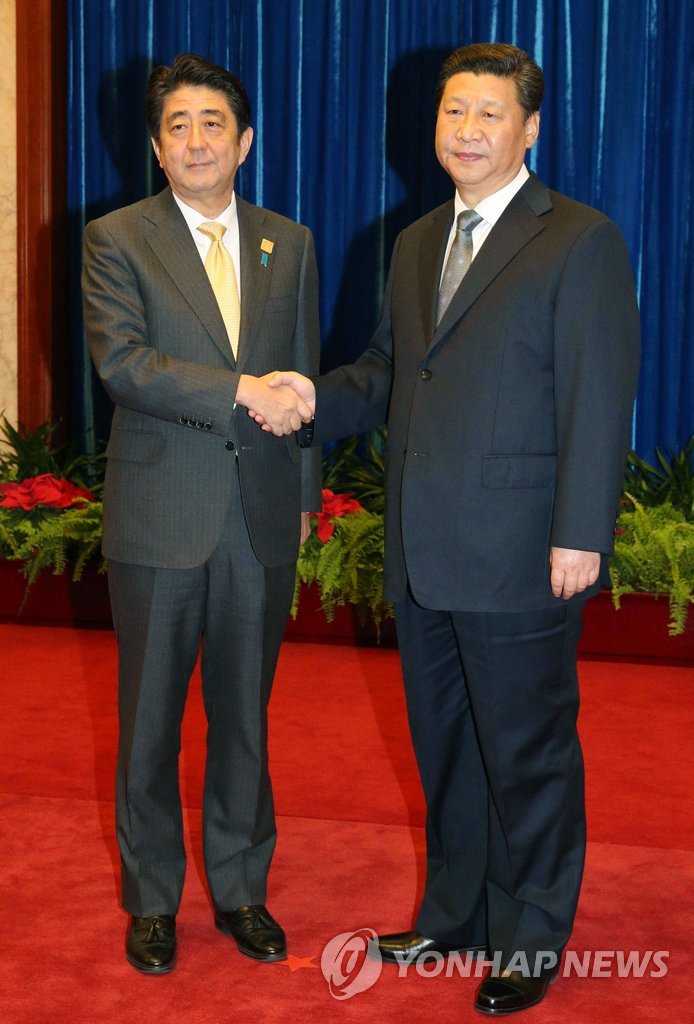 악수하는 시진핑 주석과 아베 총리