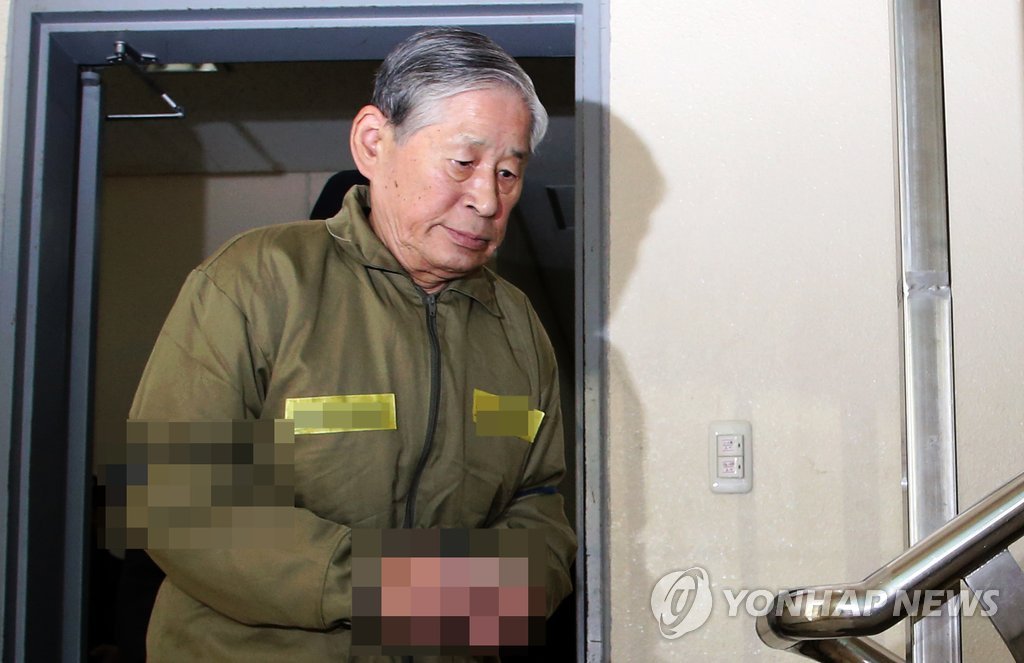 세월호 침몰 참사와 관련해 업무상 과실치사 혐의 등으로 구속기소된 김한식 청해진해운 대표가 지난 20일 1심 선고공판에 출석하고 있다. 