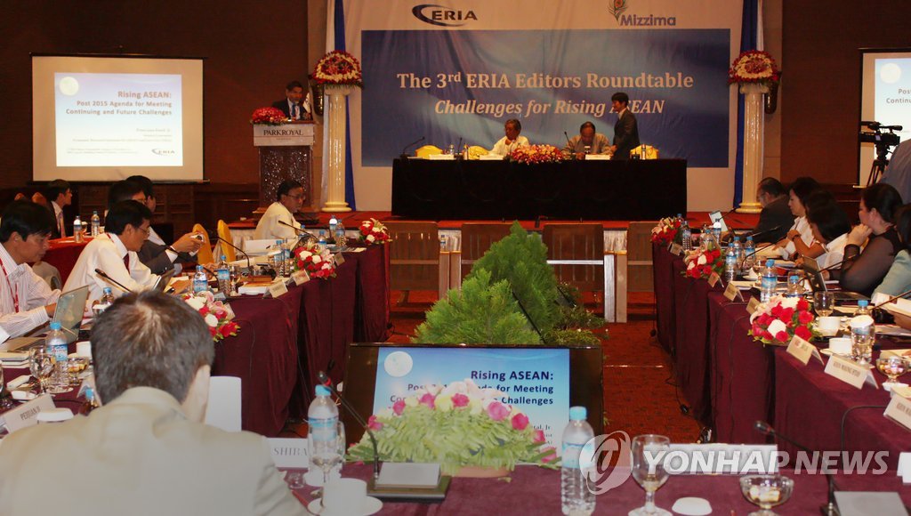 미얀마 양곤에서 지난 해 11월 25일 학자, 언론인 등 40여 명이 참석한 가운데 동남아시아국가연합(ASEAN 아세안) 공동체 출범의 전망과 과제를 논의하는 토론회가 열렸다.