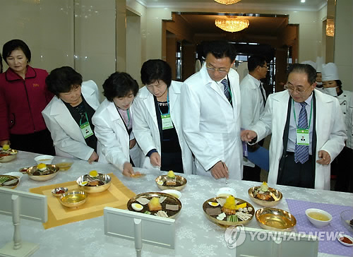2014년 11월 평양시내 냉면 전문점 10여 곳이 참가한 국수(냉면)경연대회가 옥류관에서 열렸다. 대회에서는 옥류관이 1위를, 청류관이 2위를 차지했다. (평양 조선중앙통신=연합뉴스)